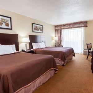 Hotels near Armenian Youth Centre - Toronto East Inn