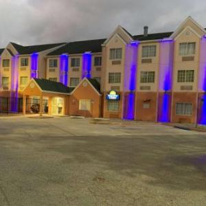 Days Inn & Suites by Wyndham Tampa / Raymond James Stadium