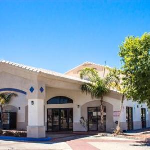 Hotels near Big Fish Pub - Apache Inn
