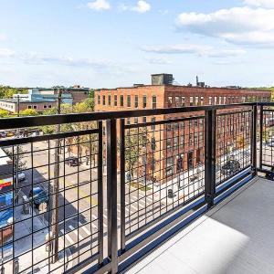 Downtown Ann Arbor 2 King Bed Balcony Apartment