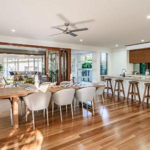 Headlands Hideaway Moffat Beach Dog Friendly Home