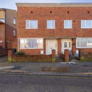 Blue Sparrow 4 bed House off road PARKING Pet friendly