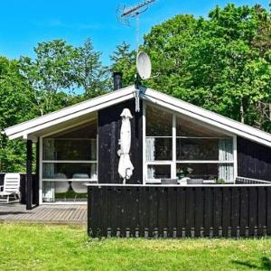 Four-Bedroom Holiday home in Dronningmølle 2