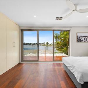 Modern 3-Bed with Pool & Water Views by Beach