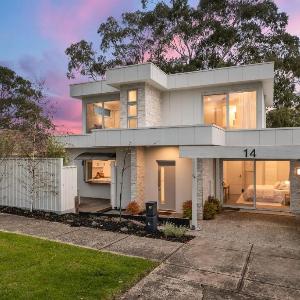 Chic Coastal Retreat 3 Bdr Close to Beach