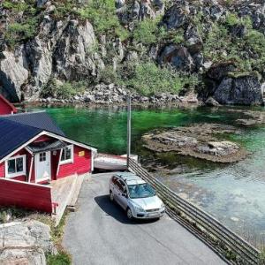 Three-Bedroom Holiday home in Rubbestadneset