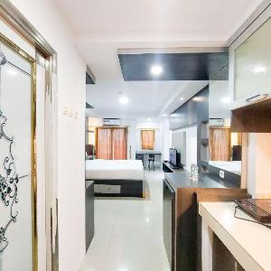 Homey and Warm Studio Apartment at Mansyur Residence By Travelio