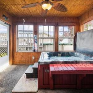 Hot Tub Hideaway 3 BR