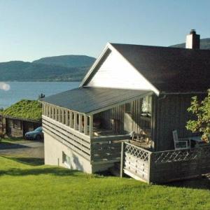 Three-Bedroom Holiday home in Åfarnes