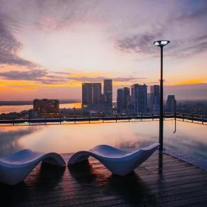 Hotel Serviced Apartments Top One Infinity Pool with View of 360 Degree