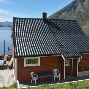 Three-Bedroom Holiday home in Selje 3