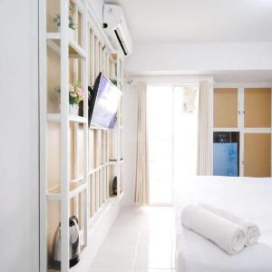 New Studio Apartment with Strategic Location at Suncity Residence By Travelio