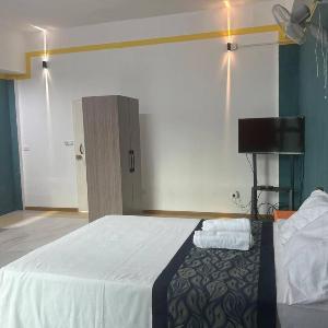 Studio Sleeps 2 with Free Parking