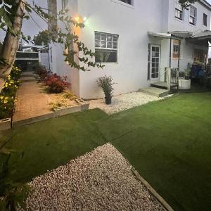 Scarlett Studios 1- Modern Studio For Holidays & Extended Stays -Near Ross University & US Embassy- Accommodation With Optional Car Rental