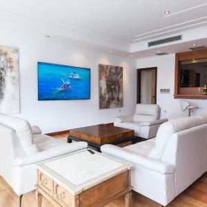 Riviera Retreat 3 Bedroom Luxury Apt w shared Pool