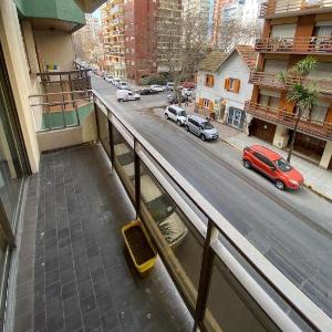 Check and Home - La Rioja - 6 Huespedes Amplio con Balcon al frente