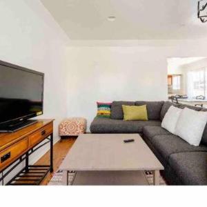 1 Bedroom w Small bonus room. Private LA Home.