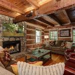 Timber Lodge - Relax in rustic luxury in Big Canoe Jasper