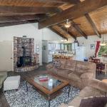 Maple Leaf Lodge by NW Comfy Cabins