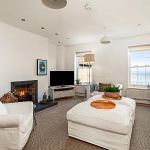 Nash House - Seafront with Parking Close to Town