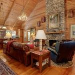 Plummer Lodge・Big Canoe・Theater・Game Room・Chef's Kitchen