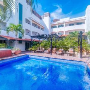 Walk to 5th Ave & Beach - Pools Balcony & Parking