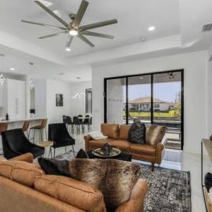 Waterfront getaway FREE heated saltwater pool!