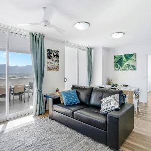 Cairns City Escape - Elevated Modern Haven with Pool