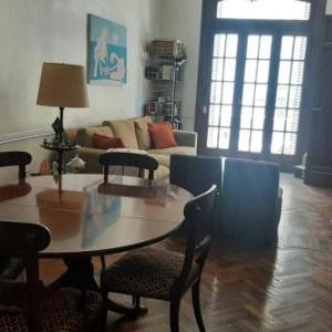 Comodo piso en Buenos Aires centro cerca de importantes avenidas centros gastronomicos y plaza Houssey zona Facultad de Medicina