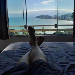 Por de sol no mar da cama