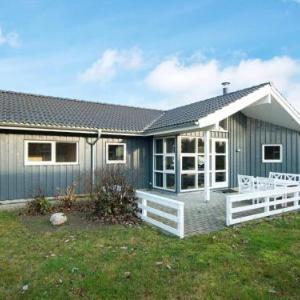 Five-Bedroom Holiday home in Glesborg 4