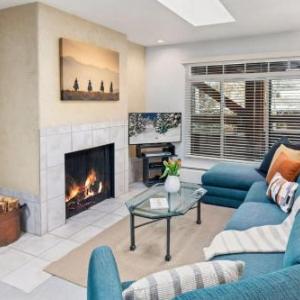 2 BR 3BA Condo - AC Heated Pool Walk to Town