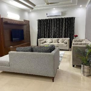 Family-friendly 2-Bed Home Upper Portion w Parking