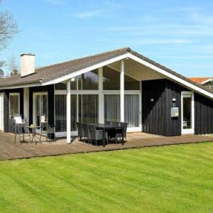 Four-Bedroom Holiday home in Askeby