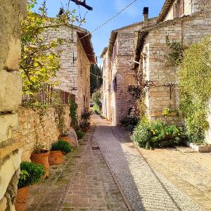 La Suite di San Rufino by MyAssisiSuite - Vicino a San Carlo Acutis - Dormi in una Casa del '400 - 75 mq PIANO TERRA NO Barriere Architettoniche - 2 Veri Letti Matrimoniali Zero Divani Letto - LIVE CHECK-IN No Key Box 2 Real Beds - Mówimy po polsku
