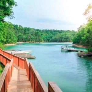 A Smoky Mountain Lake Cabin - Spacious Smoky Mountain Getaway Perfect for Families & Groups