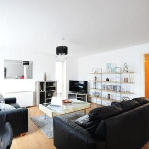 The Grosvenor - Beautiful 2 Bed City Centre Apartment by Greenstay Serviced Accommodation - Secure Parking With Fast Wi-Fi Sleeps 4 - Perfect For Contractors Business Travellers Couples & Families - Long Stays Welcome