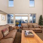 Family Getaway-Hot Tub Ice Castles & Tubing HS home