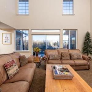 Family Getaway-Hot Tub Ice Castles & Tubing HS home