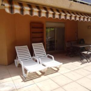 Appartement 2 pièces à Hyères : Port grande terrasse 62m² proche plages 4 pers. Wifi commerces - FR-1-335-184