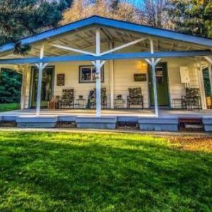 Bright Updated Waterfront Cottage Pets Welcome!