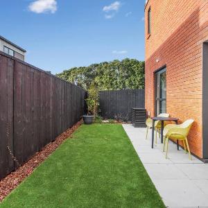 Urban Vogue Escape with Parking and Air-con