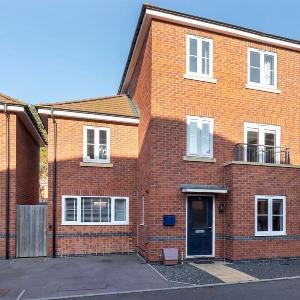 Modern 4 Bed 3 Bath Home Close to the Town Centre