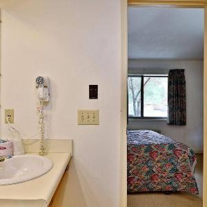 Cedarbrook Deluxe Two Bedroom Suite With heated pool 10102