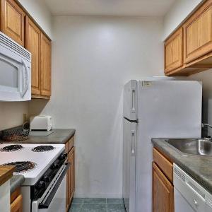 Cedarbrook Deluxe One bedroom Queen Suite with outdoor heated pool 209