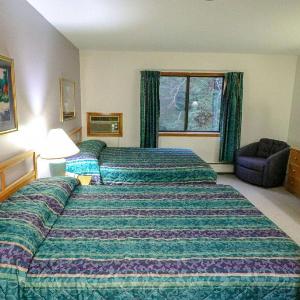 Cedarbrook Two Double bed Hotel Room with outdoor heated pool 216