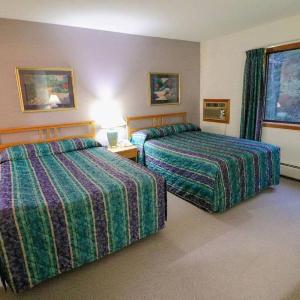 Cedarbrook Deluxe one bedroom suite located on 2nd floor with outdoor heated pool 21820
