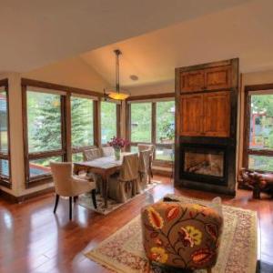 Walk to Festivals! Windows Fireplace Hot Tub condo
