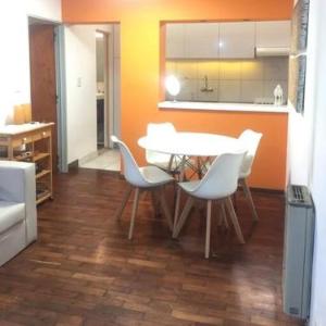 Departamento PB patio y asador privados - NUEVO SERVICIO Estacionamiento 24hs INCLUIDO no camioneta- Cerca de hotel Quinto Centenario Nuevocentro shopping Hospital Clinicas y Club Universitario Córdoba Sede central