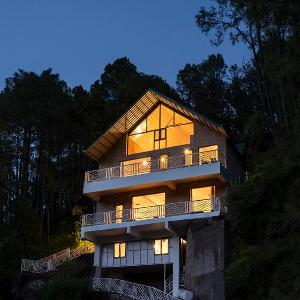 Spring Hills 4BD Kasauli glass attic Villa cook